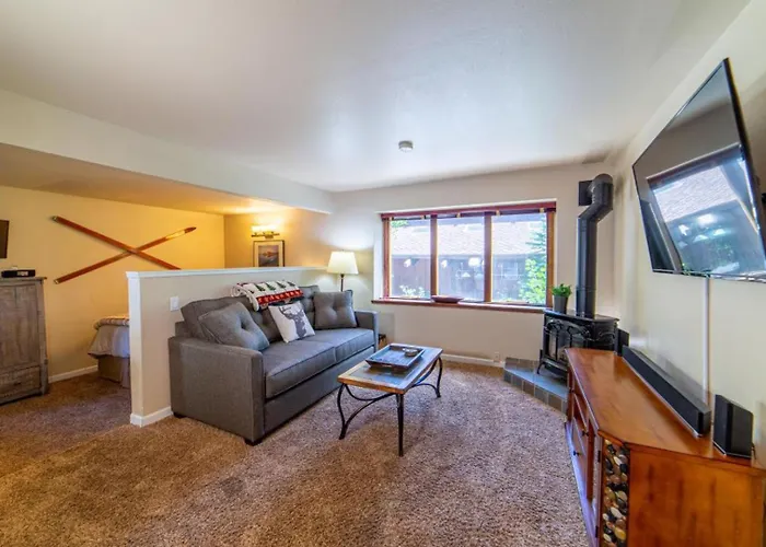 #421 - Pet-Friendly Condo Steps From Gondola & Village Shops